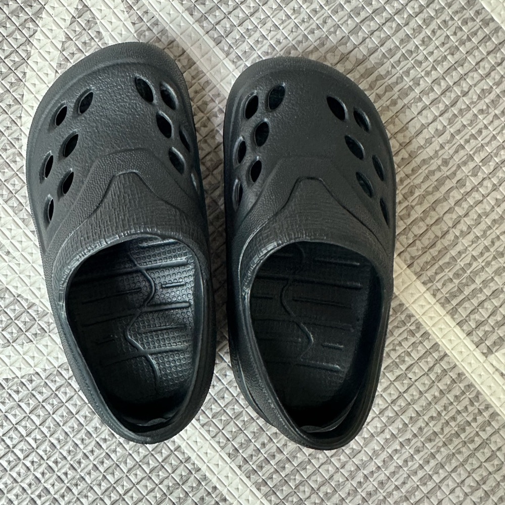 5/$25 Made in USA Kids Black Slip-On Shoes Size 4 Casual Comfort Sandals